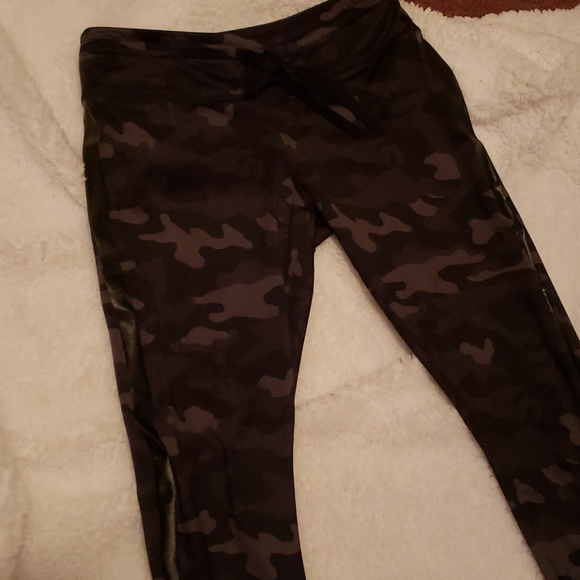 Forever 21 camo leggings size medium - Picture 3 of 5